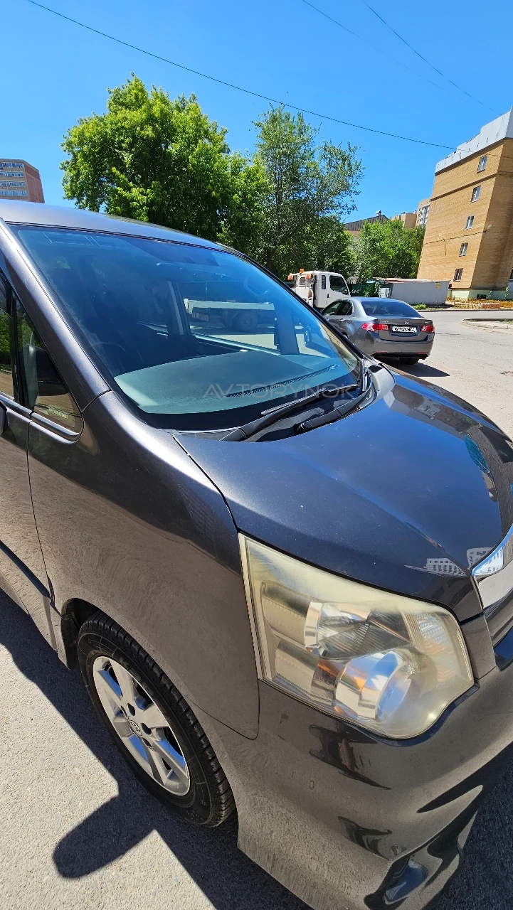 Toyota Noah, 2012